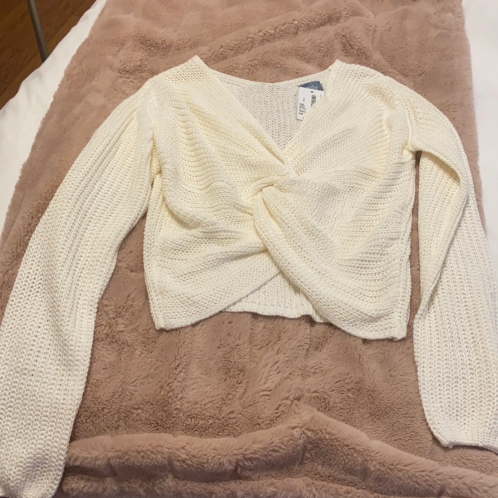 Neely ivory knot front deep v pullover size s/m